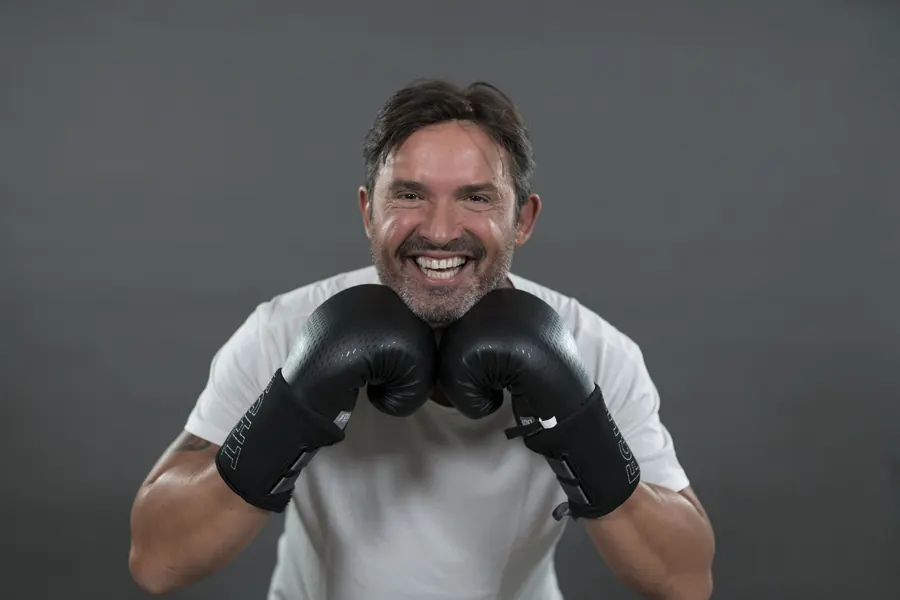 Gianluca Impastato con i guantoni da boxe, sorridente